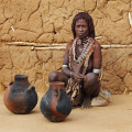 aethiopien-turmi-hamar-frau-mit-tonkruegen-www_01