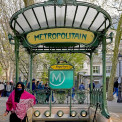2026-Paris-Buttes-Montmartre-Clignancourt-Metro-Place-des-Abbesses-WWW_01